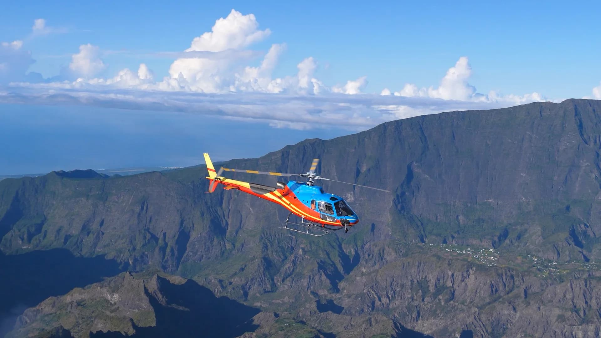 Hélicoptère F-OZOT dans le cirque de Cilaos, La Réunion