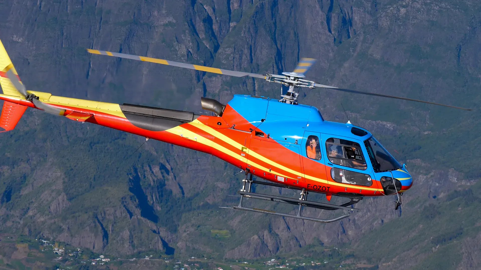 Hélicoptère Helireunion en vol devant le cirque de Cilaos