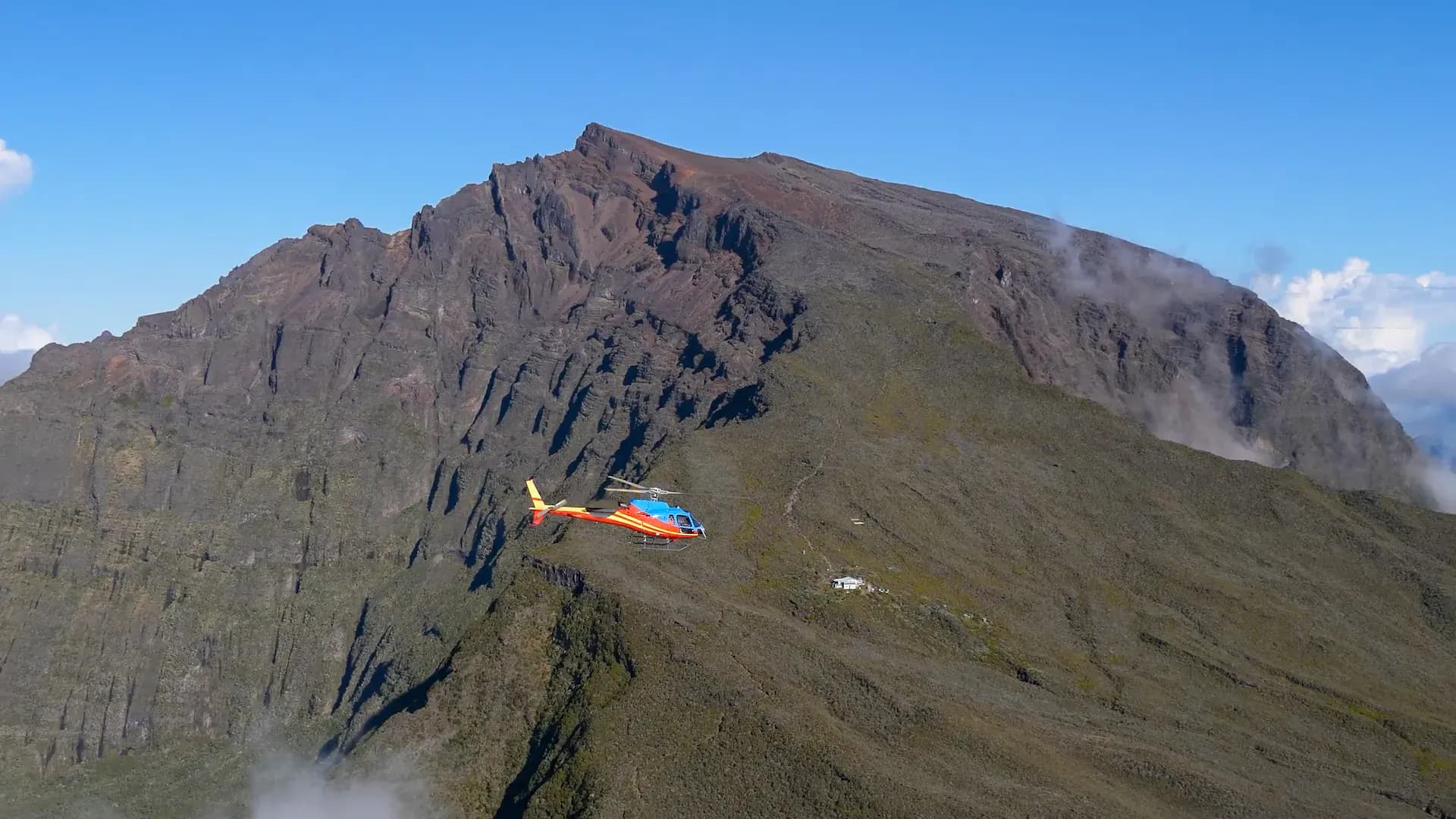 Hélicoptère Helireunion en vol au-dessus de La Réunion