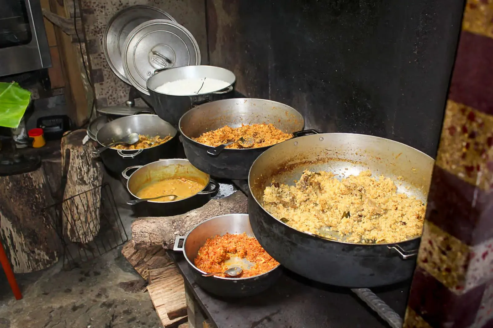 Hélicoptère Helireunion en vol pour un Héli Rougail à La Réunion