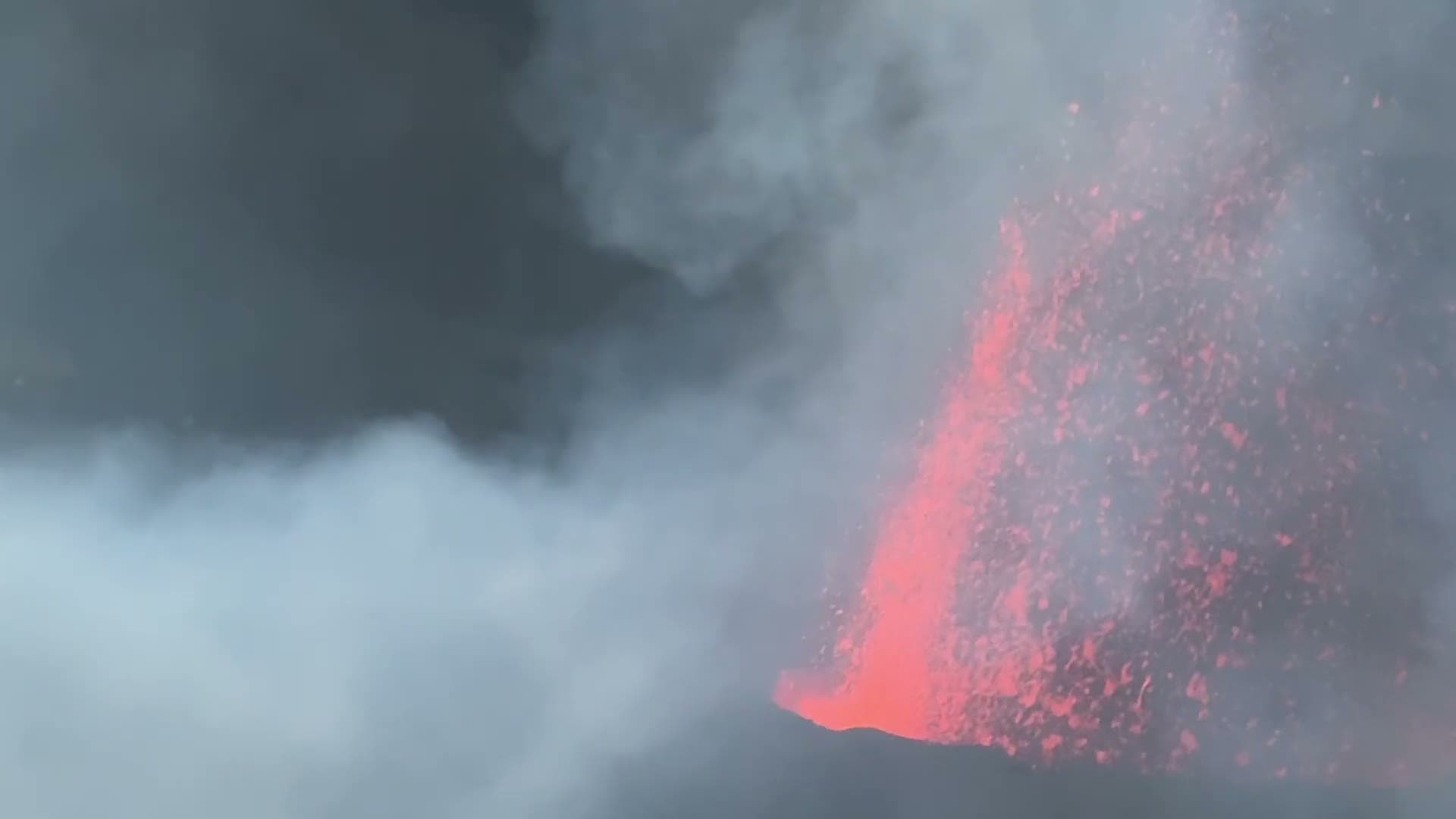 Hélicoptère Helireunion survolant les reliefs de La Réunion