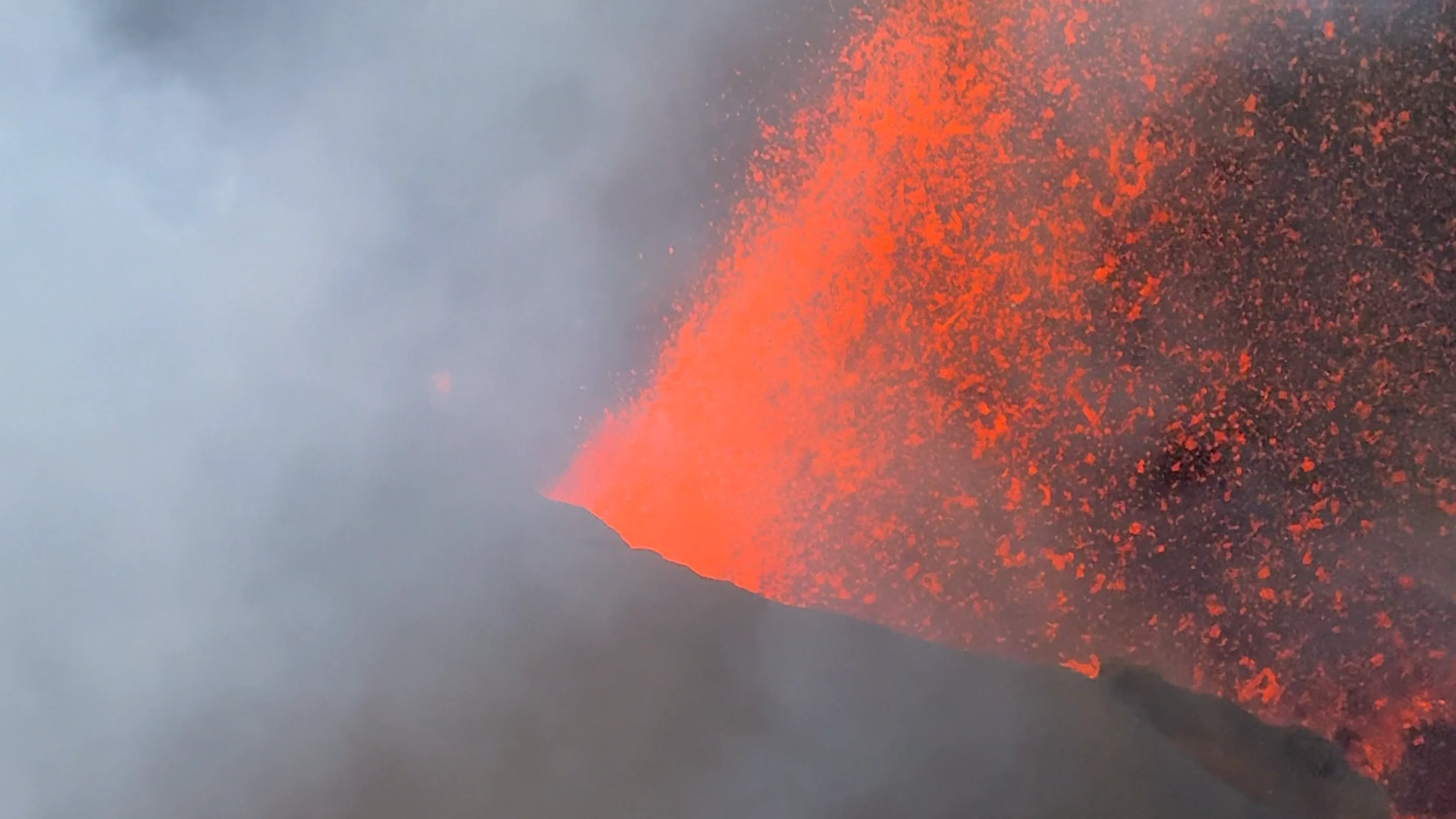 Éruption du Piton de la Fournaise avec projections de lave