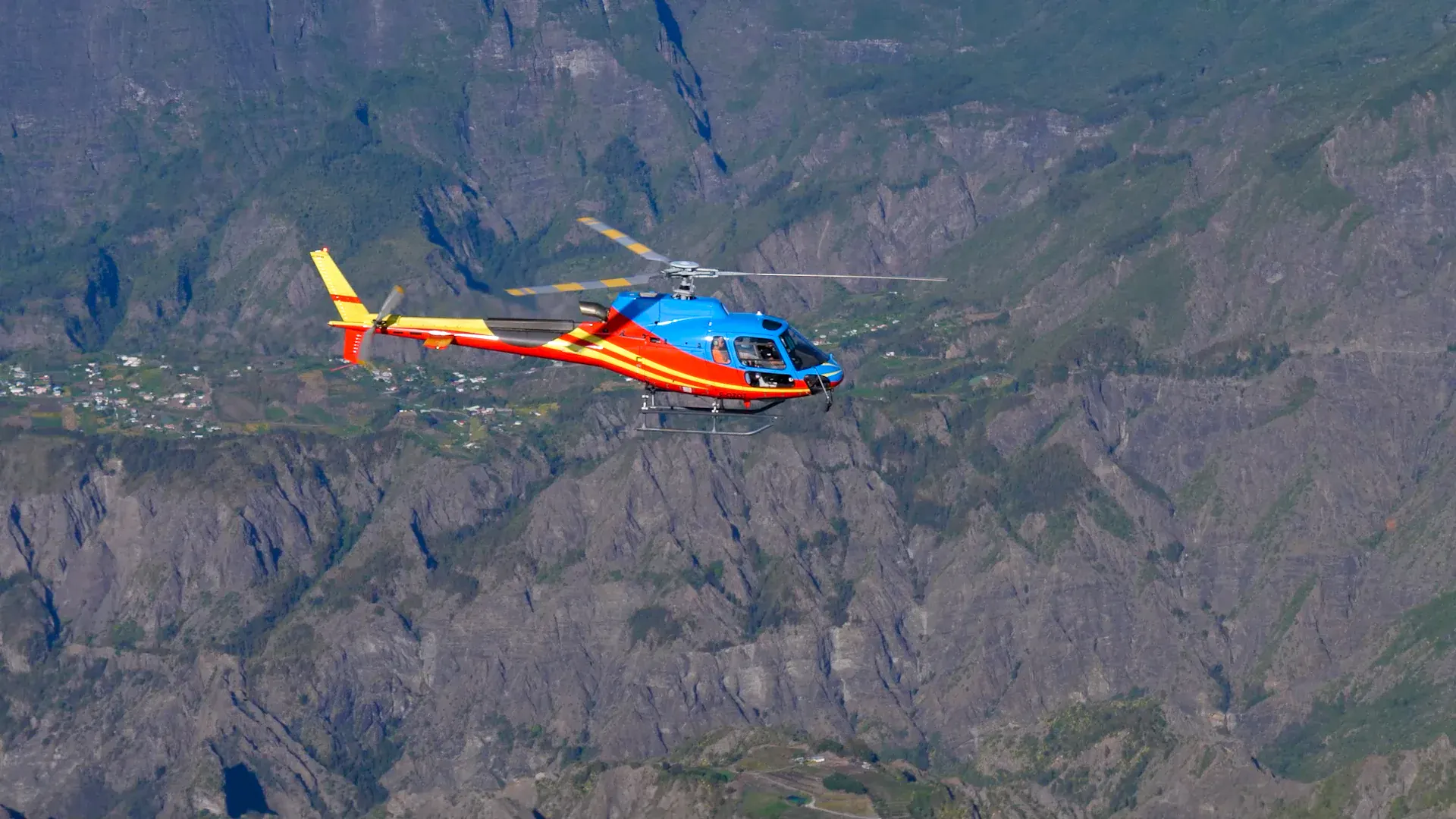 Hélicoptère Helireunion en vol devant le cirque de Cilaos