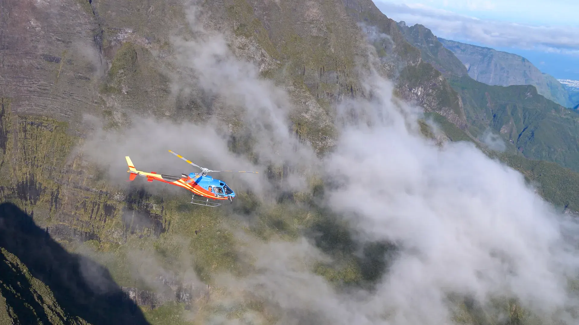 Vue aérienne de Mafate depuis l'hélicoptère F-OZOT Helireunion