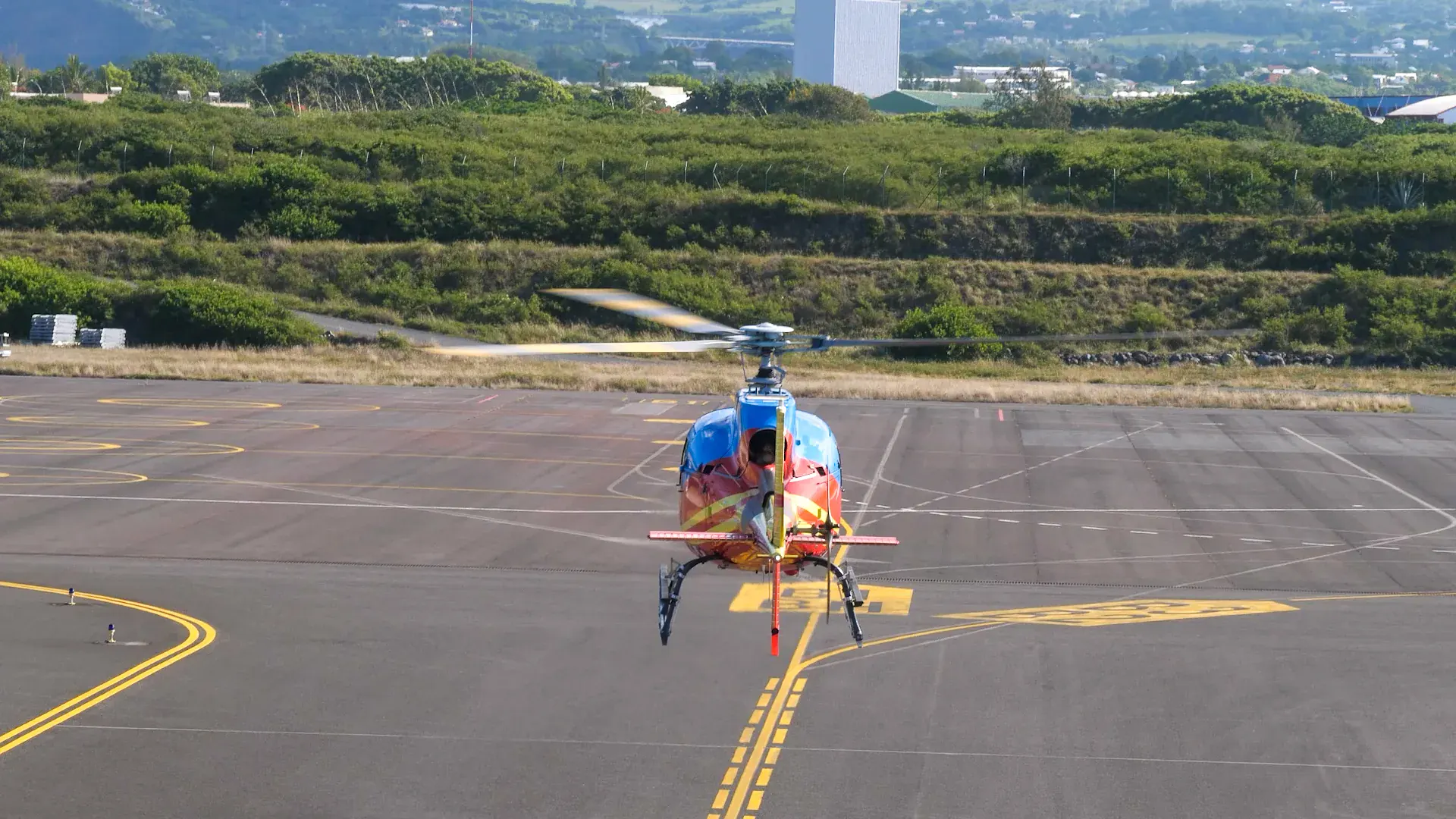 Hélicoptère Helireunion au décollage depuis l'aéroport de Pierrefonds