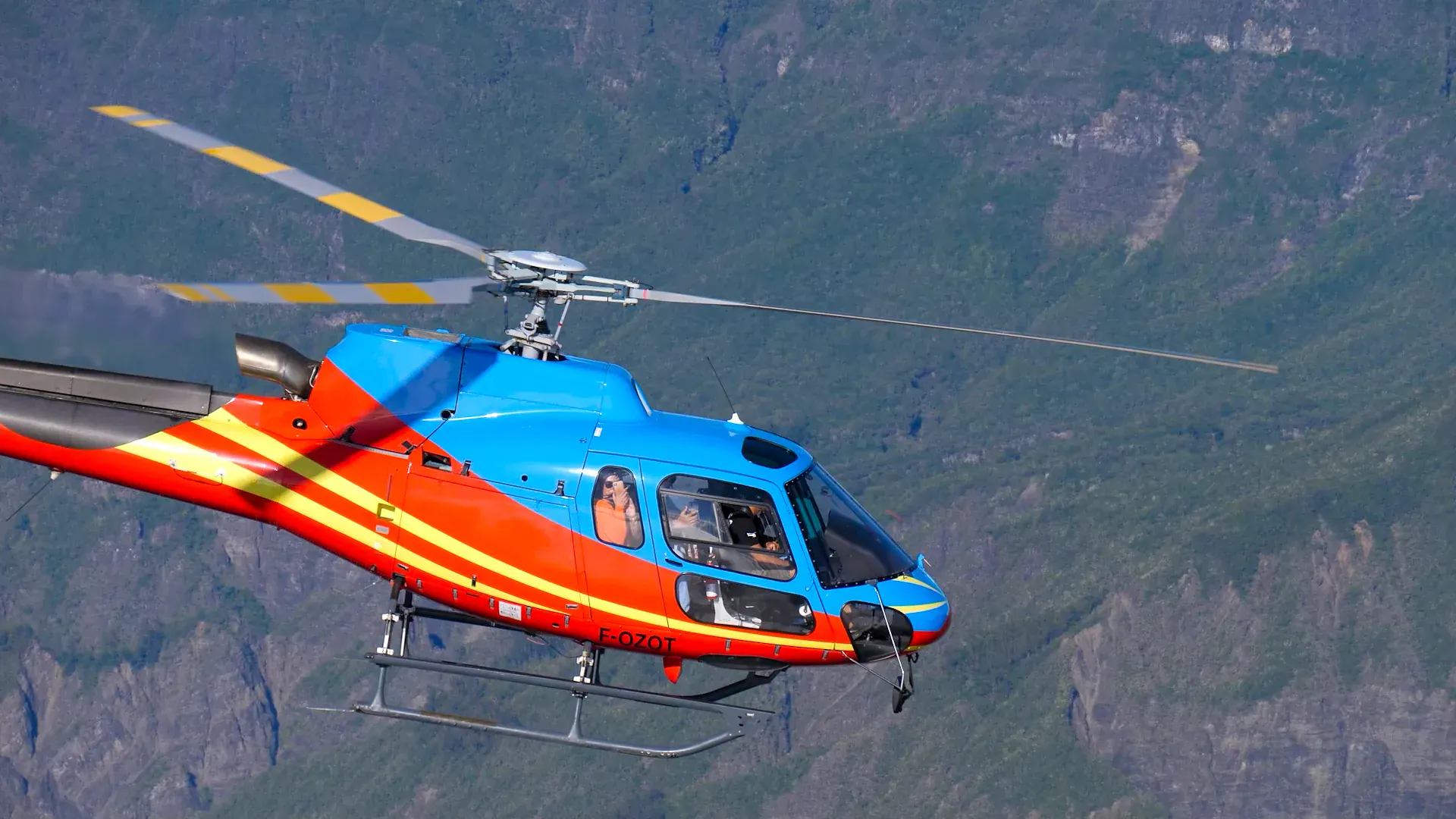 Pilote et passagers à bord du F-OZOT Helireunion