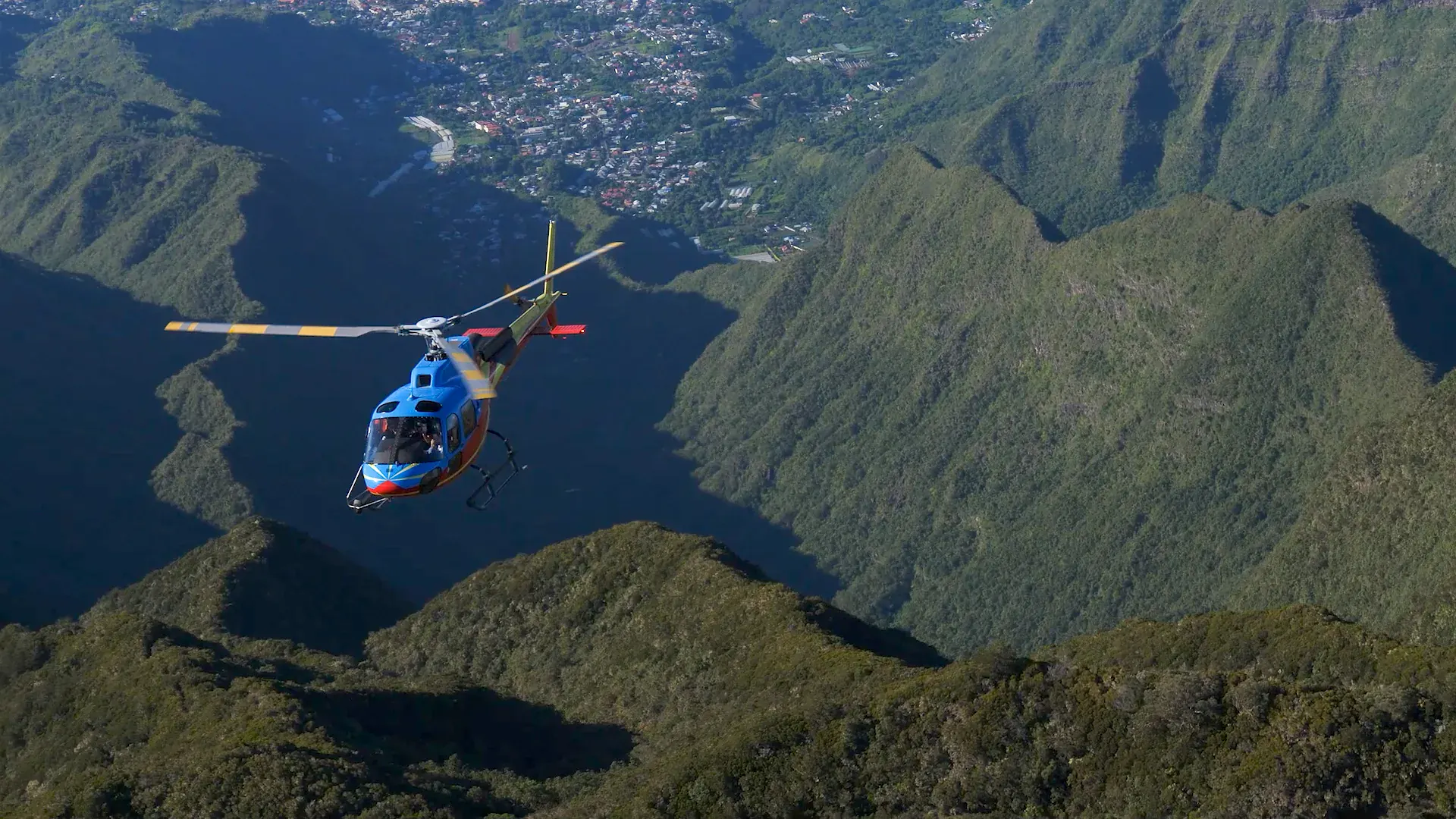 Hélicoptère Helireunion en vol au-dessus des vallées de La Réunion